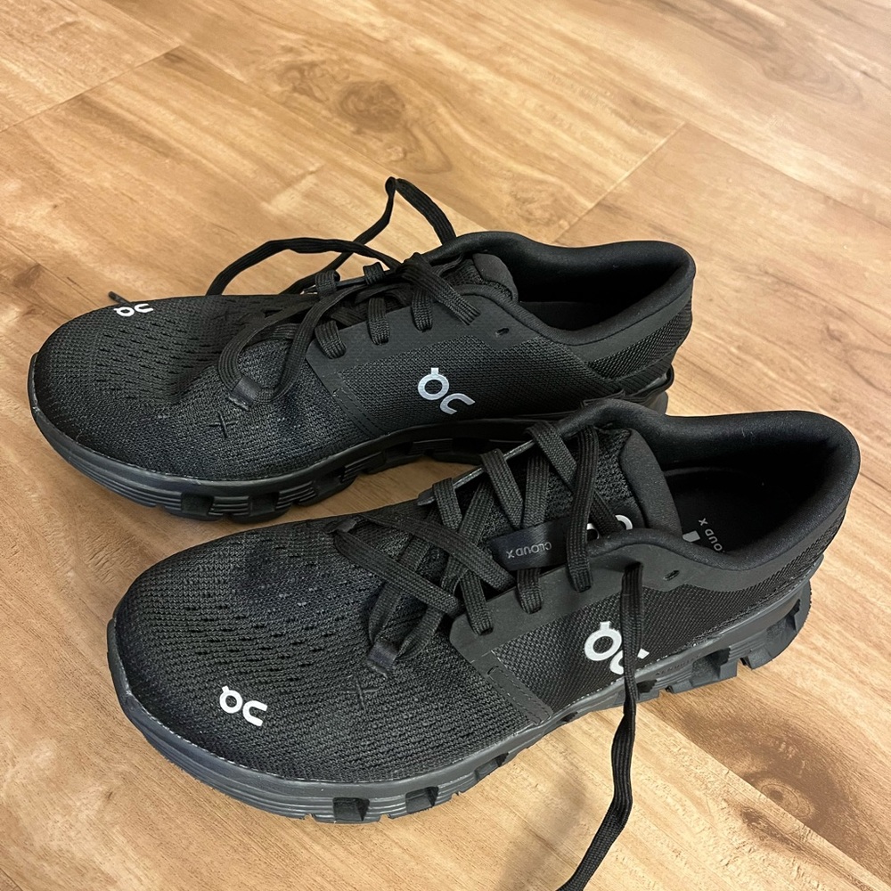 On Running Black Athletic Shoes with Cloud Cushioning